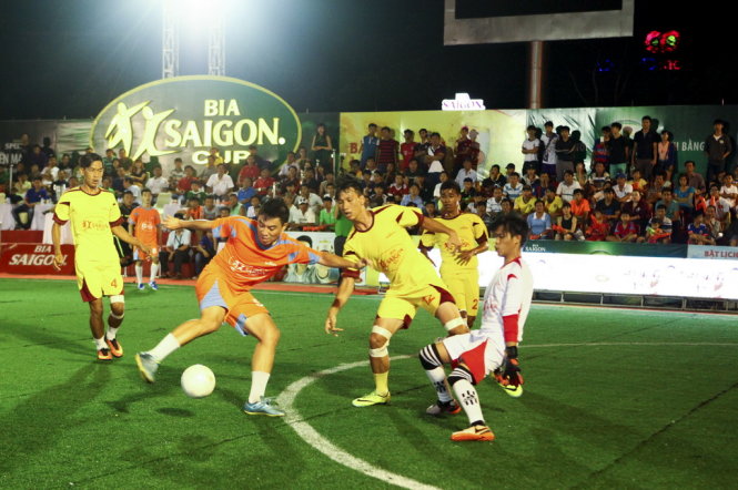 Một pha bóng trong trận chung kết giữa đội Moto Lê Quang, Cafe Phố (áo vàng) và Tài Thịnh Phát. Ảnh: Zen Trần
