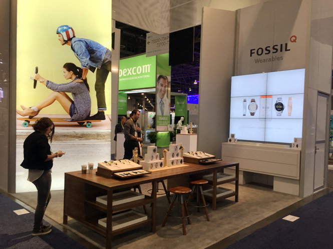 Thương vụ Fossil mua Misfit được xem là trường hợp tiêu biểu của doanh nghiệp start-up trong lĩnh vực mua bán - sáp nhập. Trong ảnh: gian hàng của Fossil tại một hội chợ ở Las Vegas, Hoa Kỳ - Ảnh: LEO