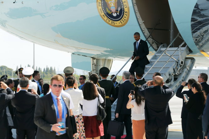 Tổng thống Obama xuống sân bay ở Hàng Châu ngày 3-9. Có nhiều sự cố nhưng ông đã tìm cách gạt qua - Ảnh: Reuters