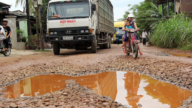 Tuyến đường hư hỏng nặng nhưng mỗi ngày phải “gánh” hàng trăm lượt xe tải lưu thông - Ảnh: Trần Mai