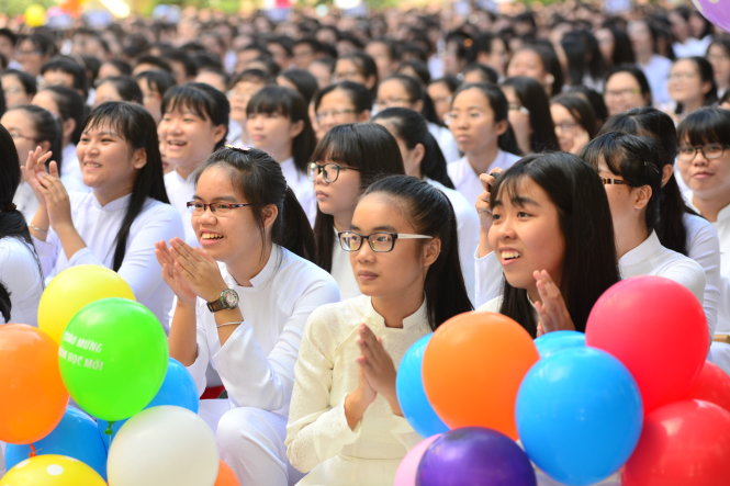 Nữ sinh trường THPT Gia Định (Q.Bình Thạnh, TP.HCM) tươi tắn trong ngày khai giảng năm học mới - Ảnh: DUYÊN PHAN