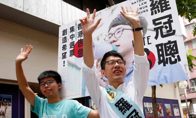 Nathan Law (phải), bên cạnh Hoàng Chi Phong, sẽ trở thành nghị sĩ trẻ nhất của Hồng Kông - Ảnh: Reuters