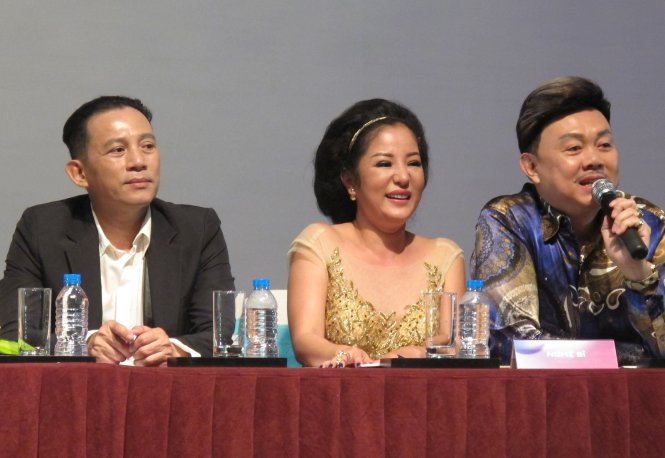 Từ trái qua: đạo diễn Hữu Tiến, nghệ sĩ Thúy Nga và  Chí Tài trong buổi ra mắt chương trình - Ảnh: H.Lê