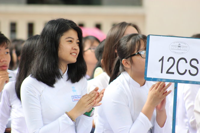 Học sinh Trường THPT chuyên Lê Hồng Phong, TP.HCM, tươi tắn trong ngày khai giảng - Ảnh: HÀ BÌNH