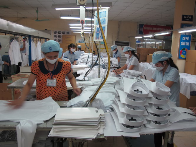 Nhiều doanh nghiệp dệt may khó khăn vì đơn hàng bị chuyển sang nước khác. Trong ảnh: sản xuất hàng xuất khẩu tại một doanh nghiệp dệt may ở Hà Nội - Ảnh: ANH ĐỨC