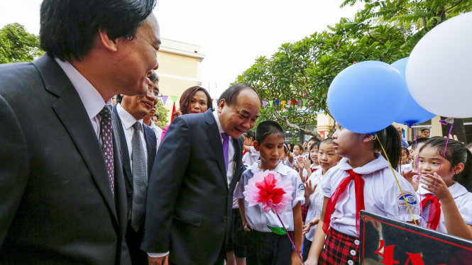 Thủ tướng Nguyễn Xuân Phúc thăm hỏi các em học sinh khiếm thị tại trường PTCS Nguyễn Đình Chiểu, Hà Nội - Ảnh: VIỆT DŨNG