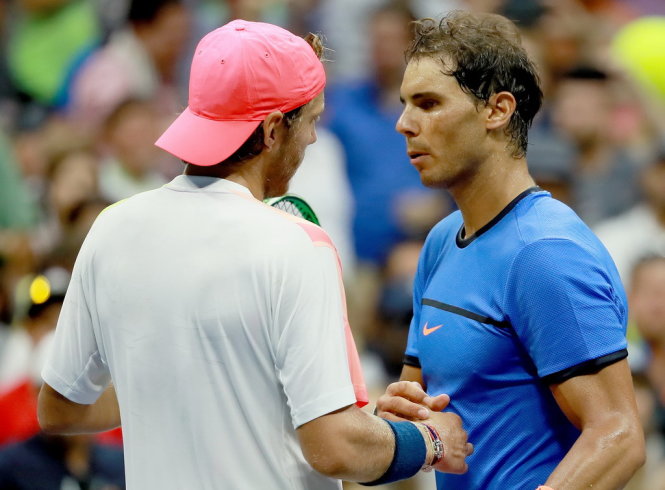 Nadal (phải) và Lucas Pouille sau trận đấu. Ảnh: REUTERS