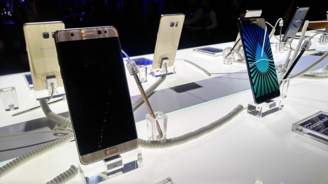 Điện thoại thông minh (smartphone) Galaxy Note 7, một trong những sản phẩm chủ lực của Samsung mùa cuối năm 2016, cạnh tranh với iPhone mới. Tuy nhiên, Note7 lại đang gặp khó với những lỗi kỹ thuật về pin - Ảnh: T.Trực