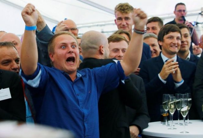 Những người ủng hộ đảng AfD vui mừng trước những kết quả thông báo đầu tiên về cuộc bầu cử ở bang Mecklenburg-West Pomerania tại Schwerin, Đức ngày 4-9 - Ảnh: Reuters