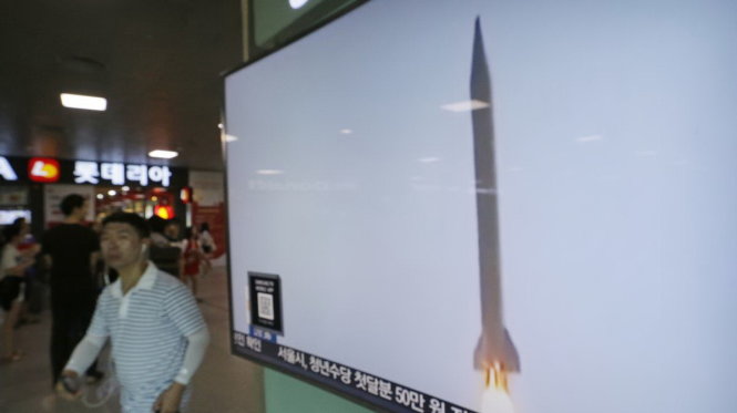 Truyền hình Hàn Quốc phát tin Triều Tiên thử tên lửa - Ảnh: AP