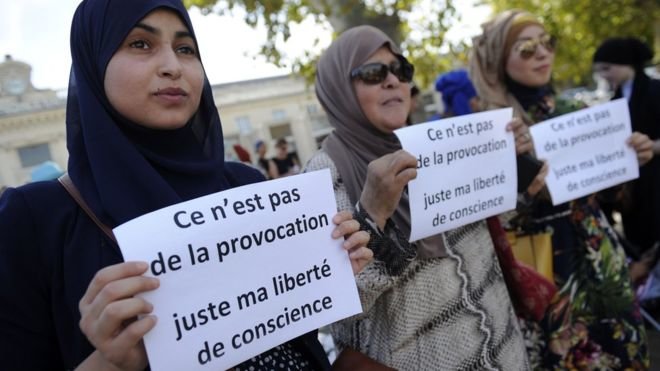 Khăn trùm đầu hở mặt và các biểu tượng tôn giáo khác bị cấm tại các trường công lập của Pháp, dù vậy một số phụ nữ Hồi giáo như những người biểu tình này ở Avignon cho rằng, việc mang nó là vấn đề 