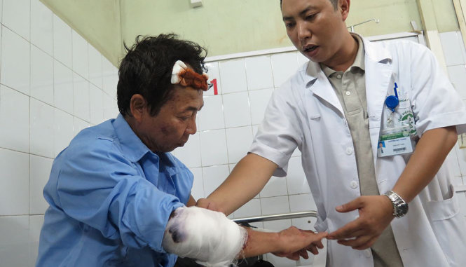 Một nạn nhân bị đa chấn thương đang được cấp cứu tại bệnh viện Bạch Mai - Ảnh: QUANG THẾ