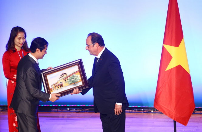 Giám đốc ĐH Quốc gia Hà Nội Nguyễn Kim Sơn tặng quà cho Tổng thống Pháp François Holland - Ảnh: NGUYỄN KHÁNH