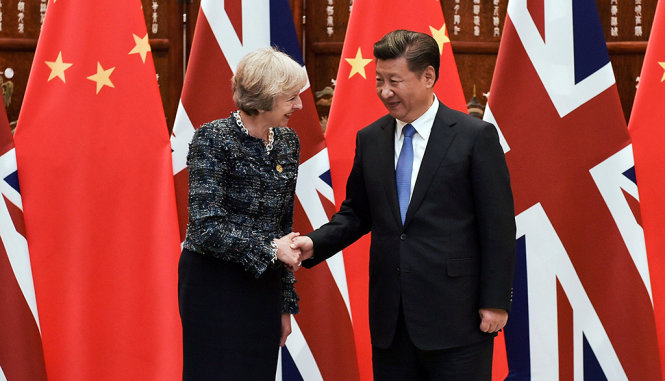 Thủ tướng Anh Theresa May (trái) và Chủ tịch Trung Quốc Tập Cận Bình bắt tay trước Hội nghị thượng đỉnh G20 - Ảnh: REUTERS