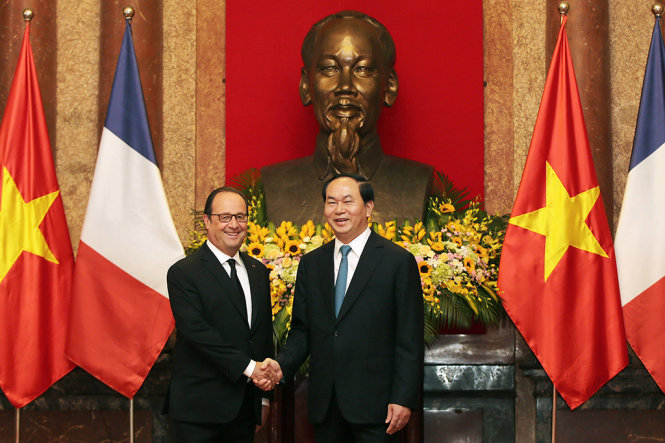 Tổng thống Francois Hollande (trái) và Chủ tịch nước Trần Đại Quang tại Phủ Chủ tịch - Ảnh: REUTERS