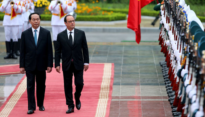 Chủ tịch nước Trần Đại Quang và Tổng thống Pháp Francois Hollande duyệt Đội danh dự Quân đội nhân dân Việt Nam tại Lễ đón - Ảnh: REUTERS
