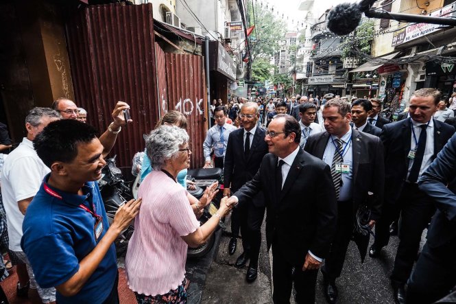 Đi được một quãng ông François Hollande dừng lại trò chuyện với các khách du lịch người Pháp đang đi thăm quan phố cổ Hà Nội