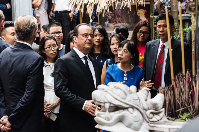 Đại diện phía Việt Nam giới thiệu với Tổng thống Pháp về văn hoá người Việt trước đình Kim Ngân