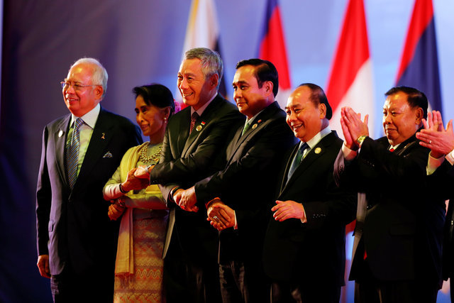 Thủ tướng Nguyễn Xuân Phúc và các nhà lãnh đạo ASEAN trong phiên khai mạc - Ảnh: Reuters