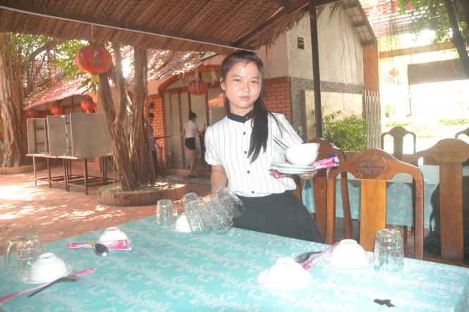 Mỹ Linh làm phục vụ bàn tại một nhà hàng ở thị xã Bến Cát - Ảnh: QUANG PHƯƠNG