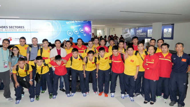 Các thành viên đội tuyển futsal VN chụp ảnh lưu niệm tại Colombia. Ảnh: Tú Anh