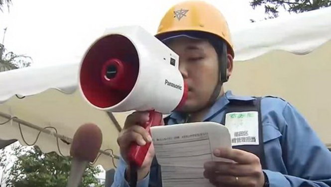 Chiếc loa chuyển ngữ của Panasonic được sử dụng tại cuộc diễn tập sơ tán người nước ngoài khi có động đất ở Tokyo hôm 5-9 - Ảnh: ANN NEWS