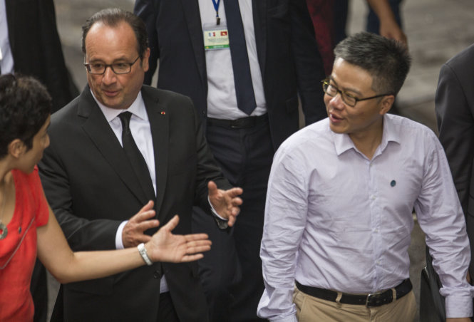 Tổng thống Pháp François Hollande cùng các vị khách mời đã dành khoảng 40 phút để tản bộ thăm quan phố cổ 
