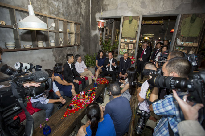 Tổng thống Pháp trò chuyện với các cưu du học sinh Việt Nam tại một quán cafe trên phố Mã Mây 