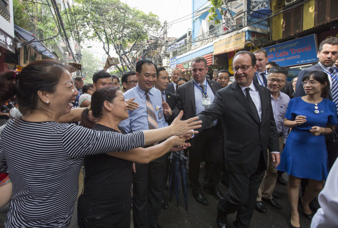 Tổng thống Pháp François Hollande thân thiện bắt tay với người dân sinh sống trên phố Mã Mây, Hà Nội