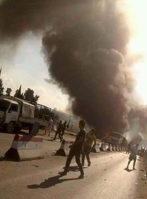 Cột khói đen từ vụ nổ bom xe trên xa lộ Safita ở tây bắc Syria - Ảnh: Hassan Ridha/Twitter