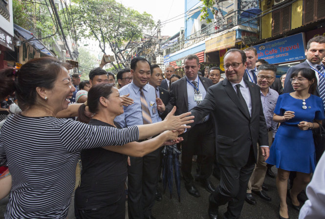 Tổng thống Pháp François Hollande gặp gỡ người dân trong phố cổ Hà Nội khi ông có chuyến đi dạo chiều 6-9 Ảnh: VIỆT DŨNG