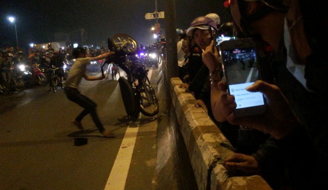 Xe của nam thanh niên ngã xuống đường sau cú bốc đầu trên quốc lộ 51 (H.Long Thành, Đồng Nai) vào rạng sáng 2-9 - Ảnh: NGỌC KHẢI
