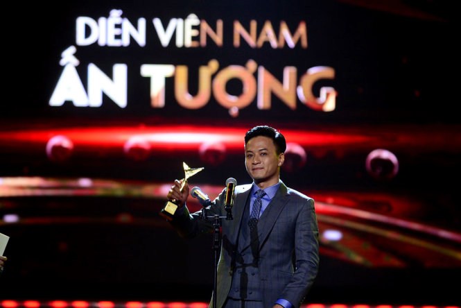 Diễn viên Hồng Đăng đoạt giải Diễn viên nam trong lễ trao giải VTV Awards 2016 tối 7-9 - Ảnh: QUANG ĐỊNH