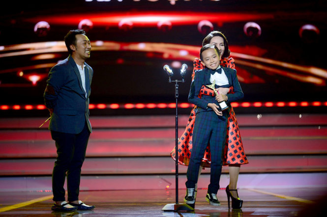 Hồ Văn Cường đoạt giải Ca sỹ ấn tượng trong lễ trao giải VTV Awards 2016 tối 7-9 - Ảnh: QUANG ĐỊNH