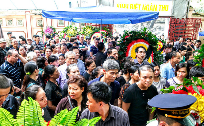 Rất đông người thân, bạn bè đến tiễn đưa nghệ sĩ Hán Văn Tình tại nhà tang lễ thành phố Hà Nội - Ảnh: NAM TRẦN