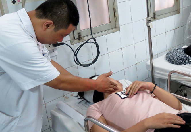 Các bác sĩ Bệnh viện Bạch Mai đang tiến hành điều trị cho các nạn nhân trong vụ tai nạn xe khách - Ảnh: QUANG THẾ
