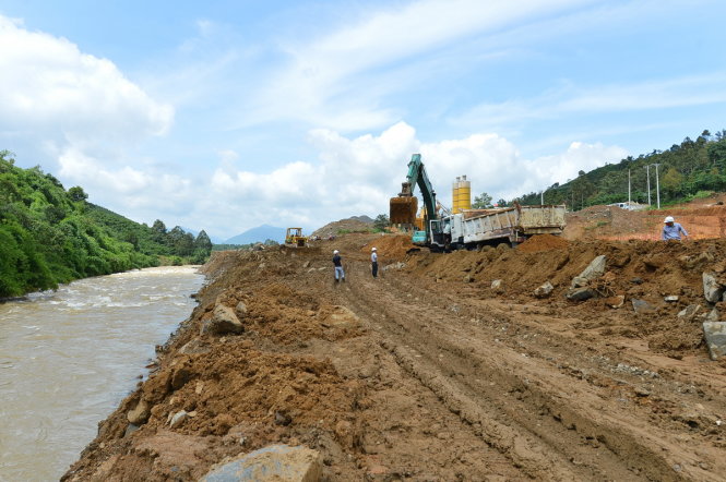 Công trình đê quây khiến lòng sông bị nắn dẫn đến ngập lụt vườn dân - Ảnh: MAI VINH