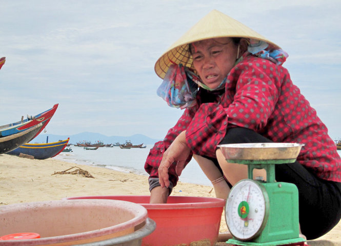 Bà Phạm Thị Làn - người dân ở xã Nhân Trạch huyện Bố Trạch, có chồng đi biển - rất mong có được khoản tiền đền bù