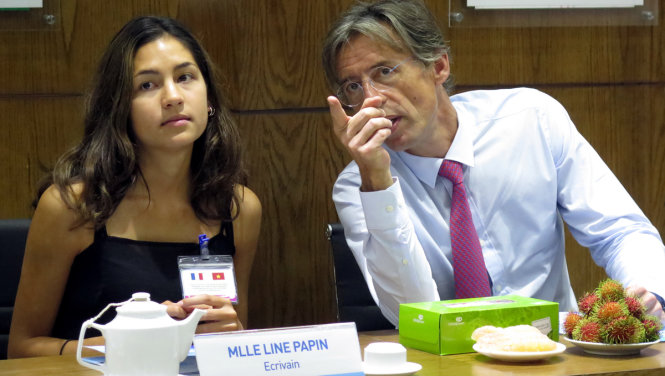 GS Philippe Papin và con gái, nhà văn Line Papin, trong cuộc chuyện trò tại NXB Trẻ. Ảnh: L.Điền
