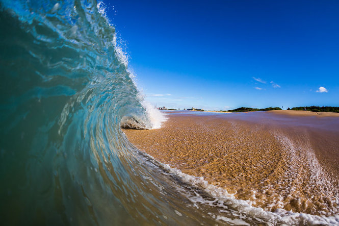 Những tia nắng vàng lấp lánh trên những con sóng cao vút khiến cho bức ảnh sóng biển đẹp trở nên đầy sức sống và rực rỡ. Hãy để lại những lo toan cuộc sống mệt mỏi ở phía sau, và thưởng thức khoảnh khắc bình yên tuyệt vời này.