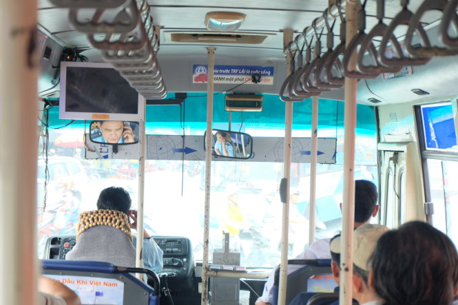 Đang lên đoạn đường gồ ghề nhưng tài xế tuyến 39 vẫn nghe điện thoại (ảnh chụp ngày 19-7 tại đường Kinh Dương Vương, Q.Bình Tân, TP.HCM) - Ảnh: N.H.DUY