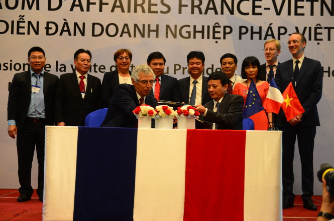 Đại diện Tập đoàn dược phẩm Sanofi và Vinapharm ký thỏa thuận hợp tác chiến lược tại Diễn đàn doanh nghiệp Pháp - Việt sáng 7-9 - Ảnh: Q.ĐỊNH