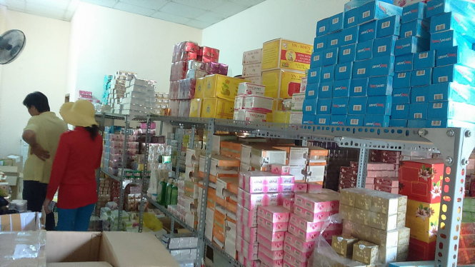 Hàng ngàn hộp đựng mỹ phẩm giả trong cơ sở sản xuất của ông Giáp. Ảnh: Quỳnh Giang.