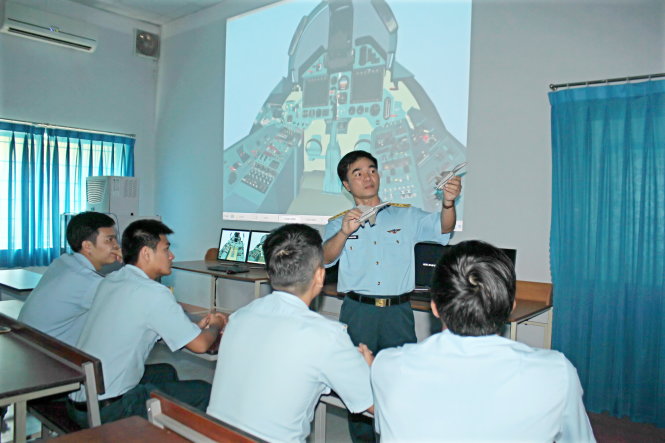 Đại tá Trần Mạnh Cường trong một giờ lên lớp dạy các phi công trẻ - Ảnh: VĂN THÀNH