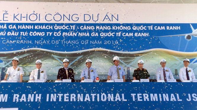 Các lãnh đạo trung ương và tỉnh Khánh Hòa thực hiện nghi thức nhấn nút khởi công dự án dự án Nhà ga hành khách quốc tế - sân bay quốc tế Cam Ranh - Ảnh: TR.TÂN
