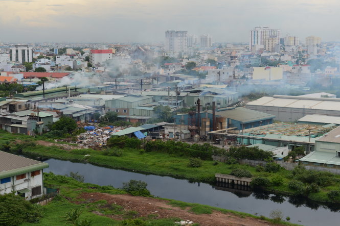 Các cơ sở sản xuất xả khói ra môi trường ở P.Đông Hưng Thuận, Q.12, TP.HCM - Ảnh: QUANG ĐỊNH