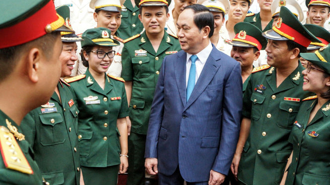 Chủ tịch nước Trần Đại Quang trò chuyện và chụp ảnh với các đoàn viên, thanh niên Công an, Quân đội xuất sắc - Ảnh: NAM TRẦN