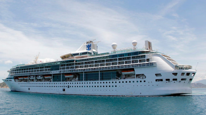 Tàu du lịch Legend of the Seas của hãng tàu Royal Carribean (quốc tịch Bahamas) đưa 1.800 du khách vừa cập Cảng quốc tế Cam Ranh trưa 8-9 - Ảnh: TR.T.