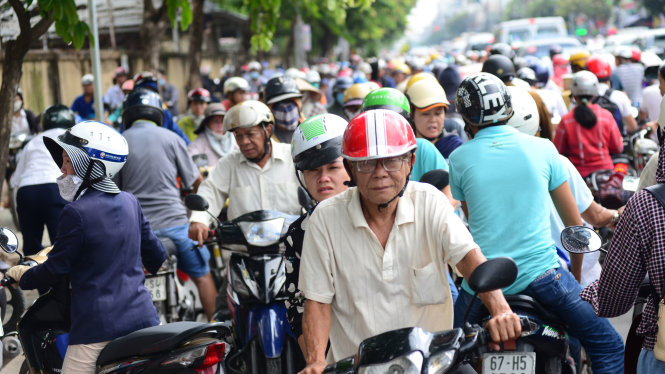 Nhiều người bất lực đành quay đầu xe để đi theo hướng khác