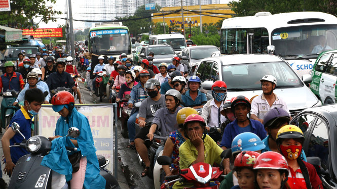 Dòng xe cộ chen nhau trên đường Nguyễn Hữu Thọ, Q.7, TP.HCM vào giờ cao điểm - Ảnh: NGỌC DƯƠNG